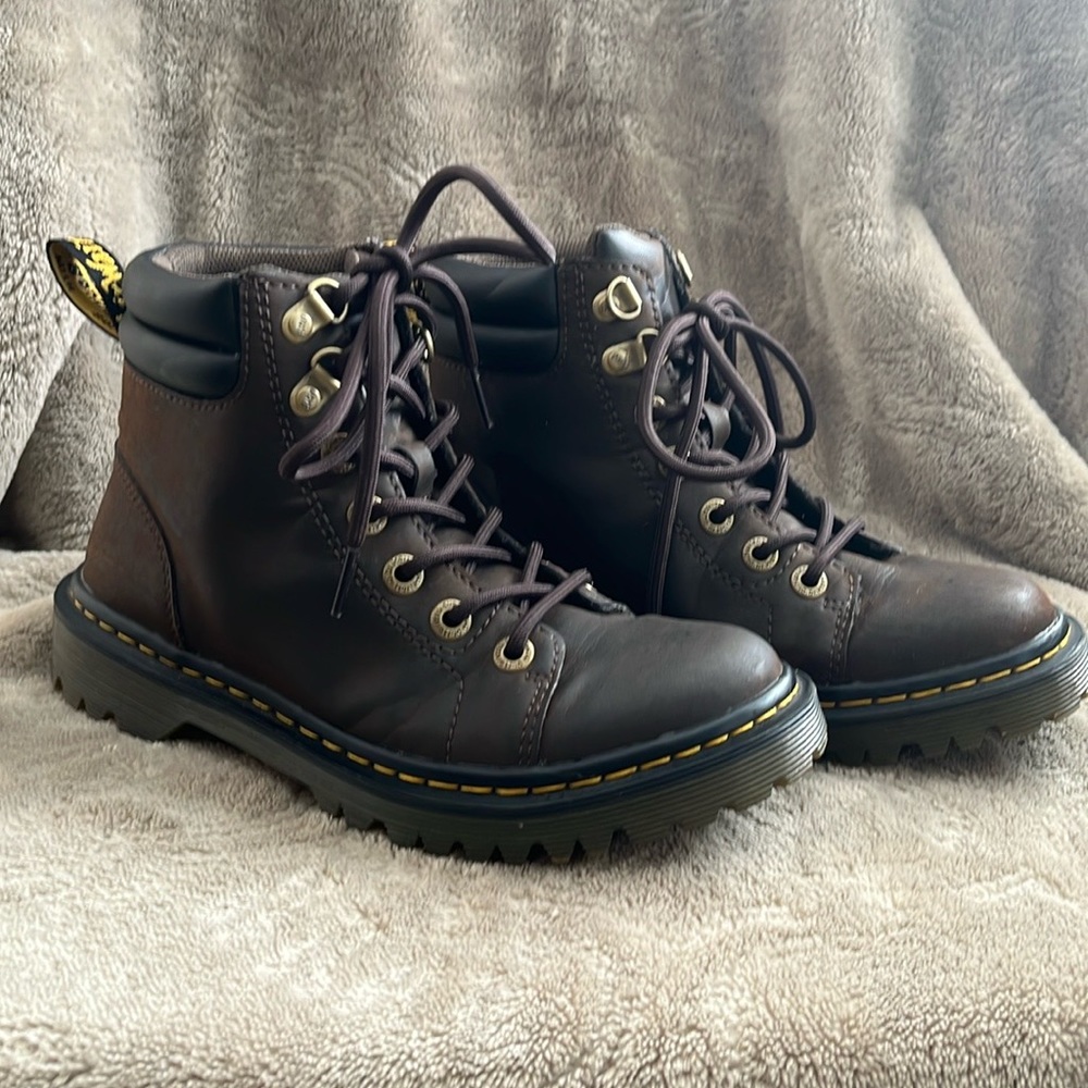 Dr. Martens lace-up boots. Dark brown leather. Size 6/37.